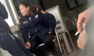 Cả bảo vệ nam và nữ cùng phì pheo điếu thuốc