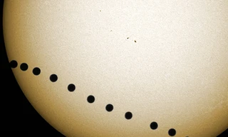 Kim tinh đi qua Mặt Trời