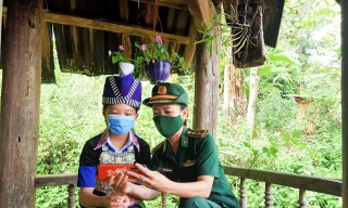 Bộ đội biên phòng vào tận bản giúp các em học trực tuyến