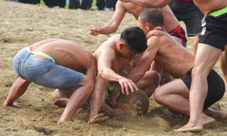 Trai làng lực lưỡng tranh cướp quả cù ở lễ hội đền Bạch Mã