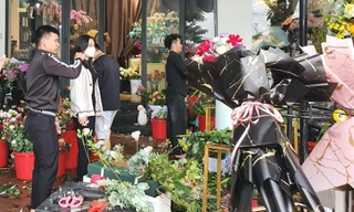 Hoa tươi ngày 20/10 đội giá nhiều lần vẫn 'cháy hàng' ở Nghệ An