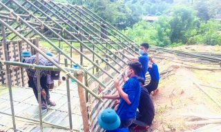 Tuổi trẻ xã rẻo cao chặt tre, đan lát dựng nhà cho người từ vùng dịch về cách ly