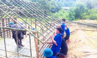 Tuổi trẻ xã rẻo cao chặt tre, đan lát dựng nhà cho người từ vùng dịch về cách ly