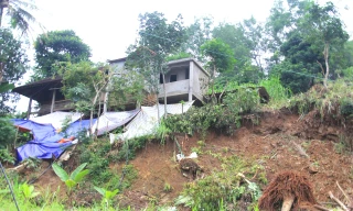 Núi nứt toác hình vòng cung, doạ sập vùi lấp hàng chục hộ dân