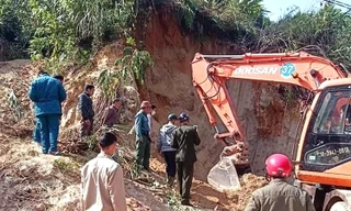 5 cháu nhỏ bị vùi lấp do sạt lở đất, 1 cháu bé tử vong