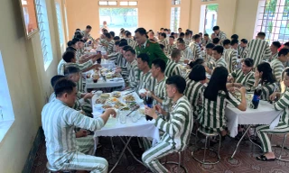 Ấm lòng bữa cơm tất niên đặc biệt trong trại tạm giam