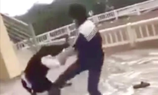 Hai nữ sinh cùng lớp đánh nhau vì hiểu nhầm trong chuyện yêu đương