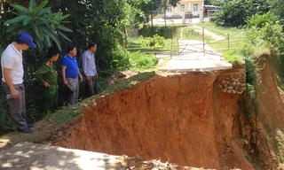 Kinh hãi đường 'đứt đôi', chia cắt hàng chục hộ dân ở Nghệ An