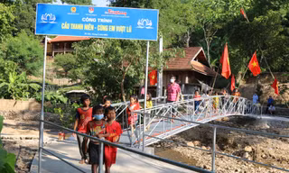 Bàn giao cầu dân sinh 'Công trình thanh niên - Cùng em vượt lũ'