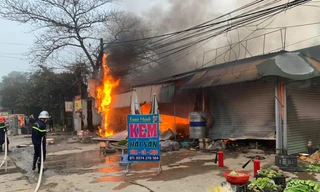 Cháy loạt ki ốt, tiểu thương bỏ chạy ra quốc lộ