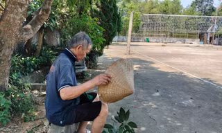 Người dân ở 'chảo lửa' bị cắt điện lúc nắng nóng 42 độ C