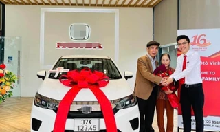 Mua ô tô tặng bố mẹ, cô gái Nghệ An bấm được biển VIP 12345