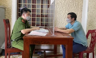 Từ khảo sát ‘sự hài lòng’ của dân, bắt một cán bộ xã thu giữ hơn 100 bìa đỏ