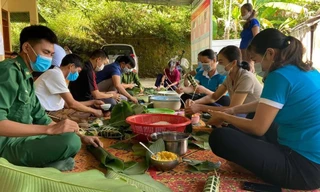 Bộ đội biên phòng gói bánh chưng hỗ trợ lao động cách ly phòng chống dịch