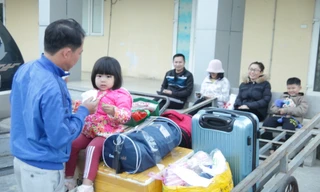 Đứng bên đường hàng giờ đồng hồ, nhiều lao động Nghệ An vất vả đón xe rời quê sau kỳ nghỉ Tết