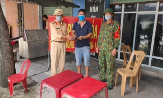 Tổ công tác chốt kiểm soát COVID-19 trả chiếc ví chứa nhiều tiền cho người đánh rơi