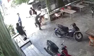 [CLIP] Người đàn ông bất ngờ bị nhóm người tung cước đá gục tại chỗ 