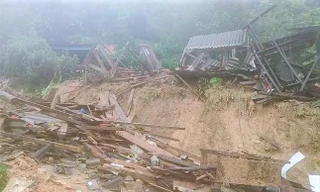 Nhà dân đổ sập, trường học bị càn quét bởi trận lũ ống trong đêm