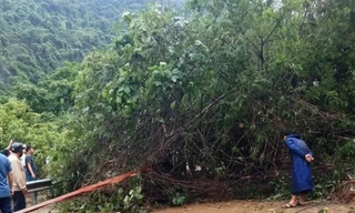 Giải cứu 2 cô giáo bị đất đá vùi lấp trên đường đi dạy về 