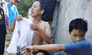 4 người đàn ông cứu 2 cháu bé bị sóng lớn cuốn trôi