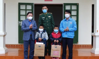 Bí thư thứ nhất T.Ư Đoàn thăm, tặng quà Làng Thanh niên lập nghiệp biên giới Nghệ An