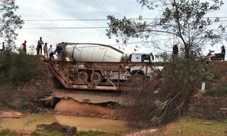 Xe chở bê tông làm sập cầu dân sinh ở Nghệ An