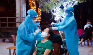 Cận cảnh nhân viên y tế trắng đêm xét nghiệm cho nửa triệu dân thành phố Vinh