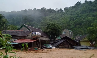 Lũ kinh hoàng đổ về huyện miền núi Nghệ An, 3 ngôi nhà bị cuốn trôi