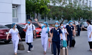 Xúc động nhật ký 24 giờ của chiến sĩ áo trắng nơi tuyến đầu