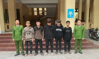 Nhóm thanh, thiếu niên đứng bên quốc lộ ném vỡ kính hàng loạt xe khách