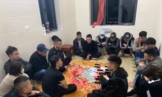 [Video] Cảnh sát đột kích ổ nhóm đánh bạc lưu động