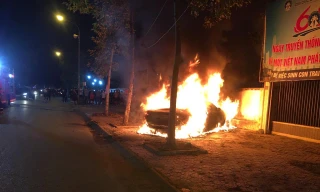 Ô tô bốc cháy trơ khung khi đỗ trên đường Tuệ Tĩnh 