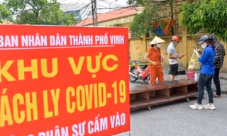 Theo chân đội 'shipper áo xanh' TP Vinh giúp người dân khu phong tỏa, cách ly