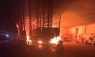 Lửa đỏ rực ở gara ô tô trong đêm