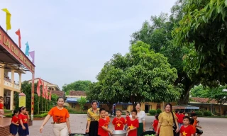 Nhà trường hái cả nghìn trái xoài trên sân tặng học sinh trong ngày tổng kết