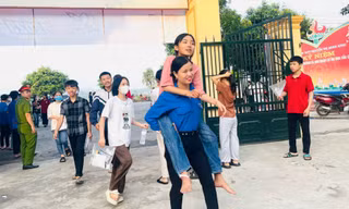 Những hình ảnh đẹp của sắc xanh tình nguyện tiếp sức sĩ tử vượt vũ môn