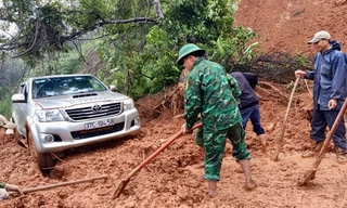 Lính quân hàm xanh cào bùn thông tỉnh lộ cho xe qua