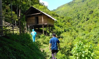 Theo chân cán bộ y tế vượt rừng giữa nắng nóng bỏng rát vào ổ dịch COVID-19 Chằm Puông