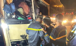 Xe khách tông xe bồn, tài xế tử vong kẹt trong cabin, 19 người bị thương