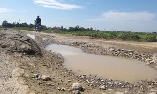Người dân khốn khổ đi trên đường liên xã chi chít 'ổ voi'