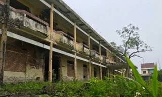 Trường trung học bỏ hoang xuống cấp, cả phường phải đi 'học nhờ'