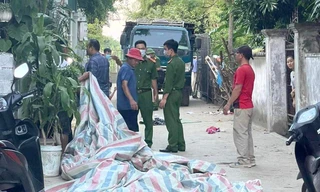 Bé gái 2 tuổi bị xe tải cán tử vong trước cổng nhà