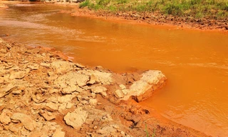 Dòng sông quanh năm ‘đỏ như máu’ nơi miền Tây xứ Nghệ