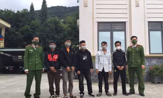 Xông vào khu cách ly thăm bạn gái, tấn công cả công an 