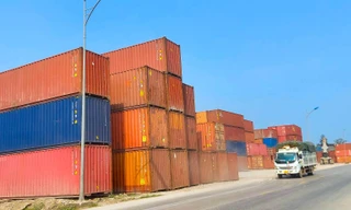 Kinh hãi 'núi container' nằm bên tỉnh lộ đe dọa người đi đường