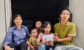 Bố 3 cháu bé bị thương trong vụ nổ gara ô tô chia sẻ tiền hỗ trợ đến các gia đình cùng gặp nạn