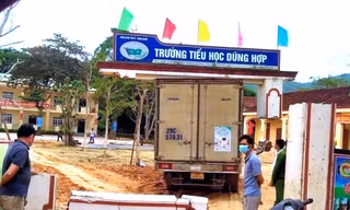 Cổng trường không lõi thép, nằm lơ lửng trên thùng xe tải