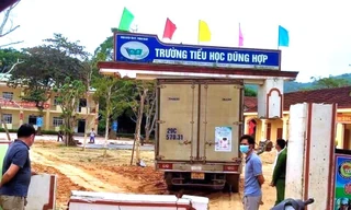 Cổng trường không lõi thép, nằm lơ lửng trên thùng xe tải