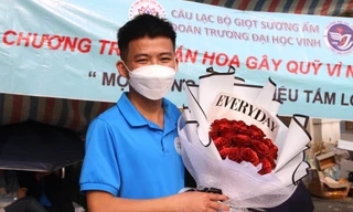 Nhiều đoàn viên bán hoa dịp 8/3 gây quỹ vì người nghèo