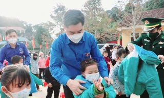 'Xuân ấm áp, Tết sẻ chia' vượt núi rừng về với bản xa